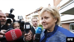 Medios de comunicación entrevistan a la recién electa primera ministra de Noruega, Erna Solberg (c), cerca de su casa, en Oslo (Noruega). 
