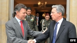 El presidente electo de Colombia, Juan Manuel Santos (i), y el ex presidente Álvaro Uribe. Archivo.