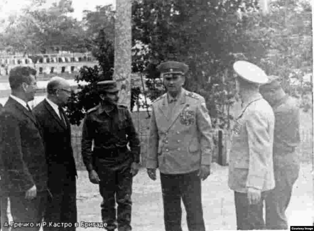 Raúl Castro (izq), durante la visita a Cuba del Mariscal Andrei A. Grechko, ministro de defensa de la URSS