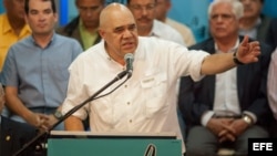 El periodista Jesús Torrealba habla en una rueda de prensa, en la sede del partido Comité de Organización Política Electoral Independiente ( COPEI)