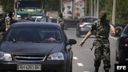 Soldados de la República Popular de Donetsk vigilan un punto de control en Donetsk (Ucrania).