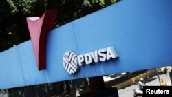 Una estación de gas en Caracas, Venezuela, exhibe un logo de la petrolera estatal PDVSA. Foto: REUTERS | Iván Alvarado.