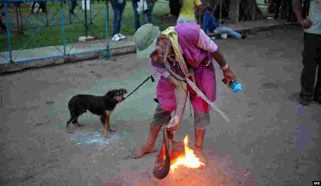 Quemando un sombrero por una promesa a San Lázaro. 
