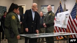 El presidente Joe Biden visita las autoridades fronterizas en Brownsville, Texas, el 29 de febrero de 2024. (AFP/Jim Watson).