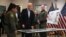El presidente Joe Biden visita las autoridades fronterizas en Brownsville, Texas, el 29 de febrero de 2024. (AFP/Jim Watson).