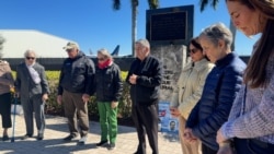 Familiares de los fallecidos durante el derribo de las avionetas de Hermanos al Rescate, se reúnen en oración ante el monumento de Opa-locka