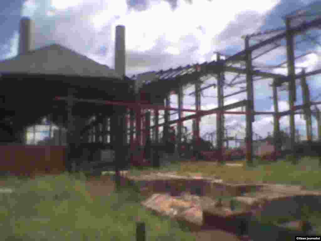 Reportero ciudadano Yosmel Martínez recorre el antiguo Central España en la localidad de Perico, Matanzas.