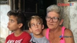Exiliados socorren a abuela que cría a sus nietos en medio de penurias