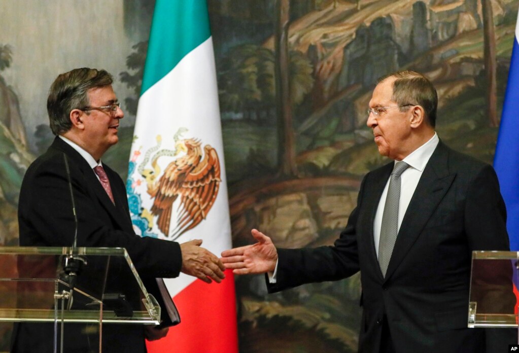 El Ministro de Relaciones Exteriores ruso, Sergey Lavrov, derecha, y el Ministro de Relaciones Exteriores de México, Marcelo Ebrard, se dan la mano en la conferencia de prensa posterior a su reunión en Moscú, Rusia, el miércoles 28 de abril de 2021.