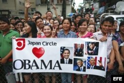 Una multitud espera la llegada del presidente de Estados Unidos, Barack Obama, en la pagoda de Jade en Ho Chi Minh.