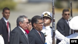 Raúl Castro (i), camina junto al canciller venezolano, Elías Jagua (d) a su llegada hoy, jueves 7 de marzo de 2013, al aeropuerto de Maiquetía en Caracas (Venezuela)., para asistir al funeral del jefe de Estado, Hugo Chávez, fallecido el pasado martes tra
