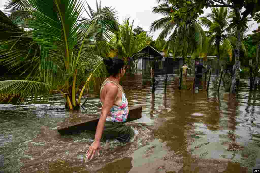 Con el agua casi a la cintura, así quedaron los pobladores de Guanimar, Artemisa, tras el paso de Helene cercano al occidente de Cuba, el 25 de septiembre de 2024.  (Yamil Lage/AFP)