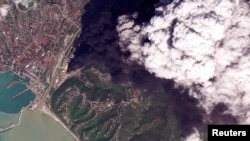 Imagen satelital del humo elevándose tras un ataque nocturno —que, según el ejército de Ucrania, alcanzó los tanques de almacenamiento de una refinería de petróleo y provocó un incendio— en Tuapse, Krai de Krasnodar, Rusia, el 20 de abril de 2026. Planet Labs PBC/ vía REUTERS