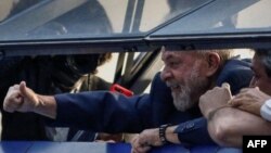 El expresidente brasileño Luiz Inácio Lula da Silva saluda a los militantes del Partido de los Trabajadores (PT) desde la ventana del sindicato de los metalúrgicos, en Sao Bernardo do Campo.