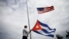 Izan en Miami las banderas de EEUU y Cuba. (Eva Marie Uzcategui/AFP)