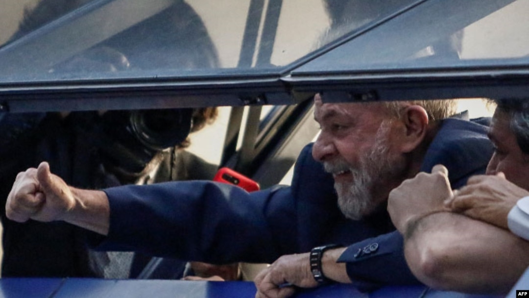 El expresidente brasileño Luiz Inácio Lula da Silva saluda a los militantes del Partido de los Trabajadores (PT) desde la ventana del sindicato de los metalúrgicos, en Sao Bernardo do Campo.