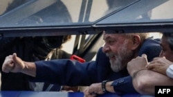 El expresidente brasileño Luiz Inácio Lula da Silva saluda a los militantes del Partido de los Trabajadores (PT) desde la ventana del sindicato de los metalúrgicos, en Sao Bernardo do Campo.