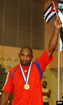Yoel Romero festeja con una bandera cubana la medalla de oro conseguida en la final de lucha libre, categoría 85 kg, de los Juegos Panamericanos 2003, en República Dominicana.