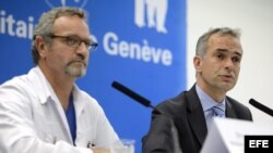 Jerome Plugin, jefe de cuidados intensivos del Hospital Universitario de Ginebra, y Bertrand Levrat, director general, en rueda de prensa sobre el médico cubano.