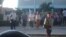 Miembros del Ministerio Apostólico y Profético Viento Recio frente a la unidad de la policía en Las Tunas donde detuvieron a la pastora. 