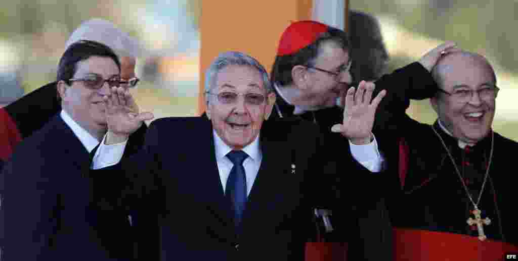 Raúl Castro en el aeropuerto de La Habana tras despedir a Francisco en un instante con la prensa.