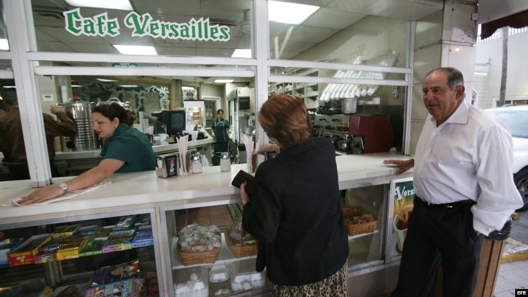 Una mujer cubana americana compra un café hoy, 19 de febrero de 2008, en el café Versalles de la Pequeña Habana,