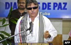 Jesús Santrich, uno de los negociadores de la paz por las FARC, habla en el Palacio de las Convenciones de La Habana.