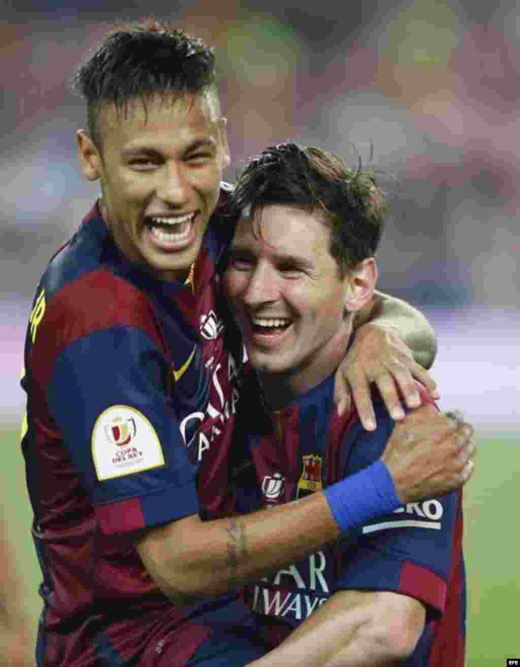 Los jugadores del FC Barcelona Neymar (i) y Messi celebran uno de los goles ante el Athletic de Bilbao, durante la final de la Copa del Rey.