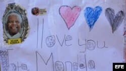 Varios mensajes de ánimo han sido colocados en paredes frente al hospital donde el expresidente sudafricano Nelson Mandela permanece hospitalizado desde el pasado día 8 por una infección pulmonar, en Pretoria, Sudáfrica
