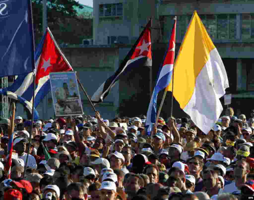 Cientos de personas se congregan, el 28 de marzo de 2012, en la Plaza de la Revolución José Martí, en La Habana, donde el papa Benedicto XVI ofició una misa multitudinaria.