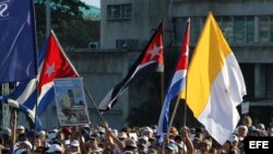 Cientos de personas en la Plaza de la Revolución José Martí, en La Habana saludan a Benedicto XVI.
