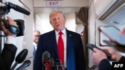 El presidente de EEUU, Donald Trump, habla con la prensa a bordo del Air Force One.