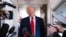 El presidente de EEUU, Donald Trump, habla con la prensa a bordo del Air Force One.