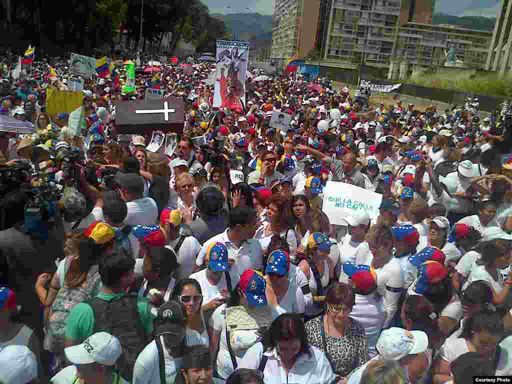 Mujeres opositoras marcharon el miércoles para condenar los excesos de la Guardia Nacional en el control de las manifestaciones. Imagen proporcionada por Josmir Gutierrez, Coordinadora Juvenil Nacional ABP