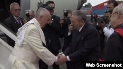 El papa Francisco (i) y el gobernante Raúl Castro (d) se estrecharon las manos.
