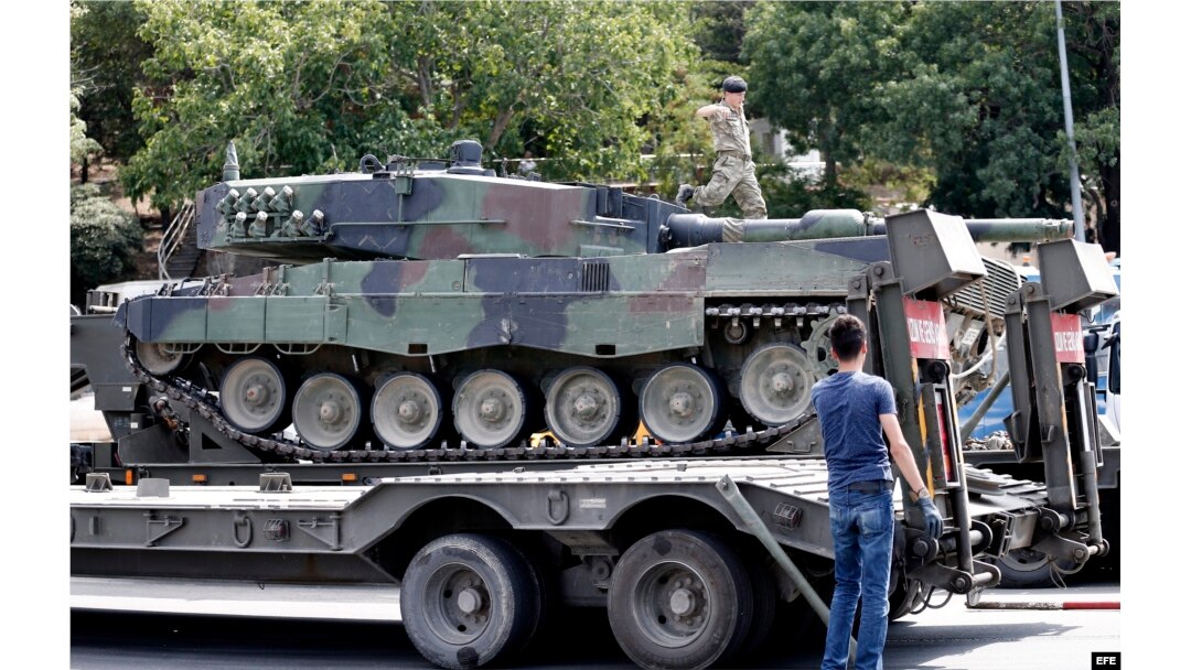 Soldados turcos retornan los tanques a las bases militares.
