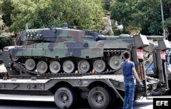 Soldados turcos retornan los tanques a las bases militares.