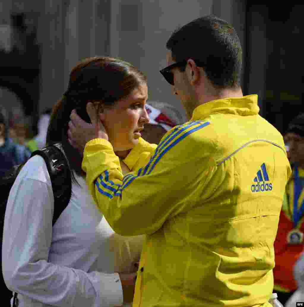 Una pareja se abraza cerca de la línea de meta de la 117 Maratón de Boston, Massachusetts.