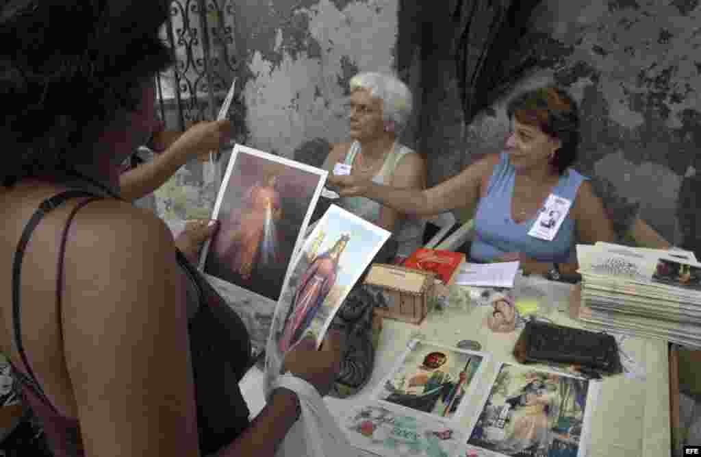 Una mujer compra objetos religiosos en La Habana.