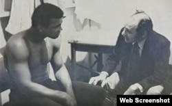 (i-e) El boxeador Muhammad Ali y el doctor Fernando "Ferdie" Pacheco.