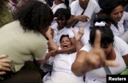 Fuerzas del régimen reprimen a las Damas de Blanco el 20 de marzo de 2016 en La Habana. REUTERS/Ueslei Marcelino.