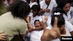 Fuerzas del régimen reprimen a las Damas de Blanco el 20 de marzo de 2016 en La Habana. REUTERS/Ueslei Marcelino.