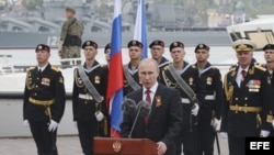 El presidente ruso, Vladimir Putin (c), pronuncia un discurso en la bahía del puerto crimeo de Sebastopol, Crimea.