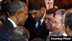 El presidente Barack Obama conversa con Raúl Castro y el canciller de Cuba, Bruno Rodríguez, durante la inauguración de la VII Cumbre de las Américas en Panamá