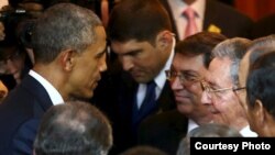 El presidente Barack Obama conversa con Raúl Castro y el canciller de Cuba, Bruno Rodríguez, durante la inauguración de la VII Cumbre de las Américas en Panamá.