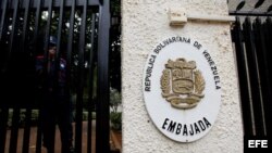 Vista de la puerta de acceso a la residencia oficial de la máxima representante diplomática de Venezuela en Kenia, Olga Fonseca, en el norte de Nairobi (Kenia), después de que fuera encontrado su cadáver en la mañana del viernes 27 de julio de 2012. EFE/D