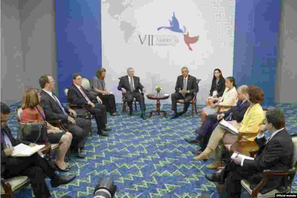 Encuentro de Raúl Castro y Barack Obama en Panamá.