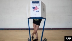 Ua ciudadana ejerce su derecho al voto durante las primarias demócratas en junio pasado, en New York. (Johannes EISELE / AFP)
