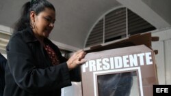 Miembros de las mesas colocan las urnas para la jornada electoral en Ciudad de México. 