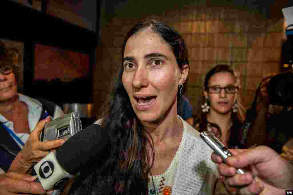 La disidente cubana Yoani Sánchez (d), autora del blog "Generación Y" concede entrevista a la prensa a su llegada a Brasil